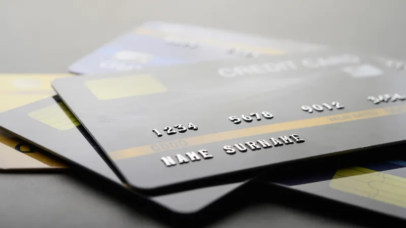 17 mln teńge: Bankten jalǵan shot ashyp berýmen aınalysqandar ustaldy