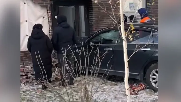 Turan dańǵylyndaǵy tosyn jaǵdaı: Júrgizýshi kólikti basqara almaı turǵyn úıge soǵyldy