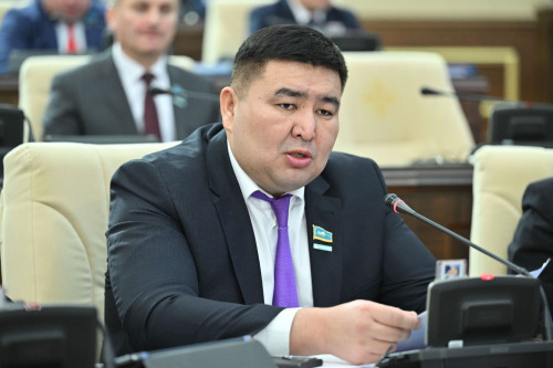 Májilis depýtaty jeke derekterdiń taralyp ketýine bankterdi kinálady