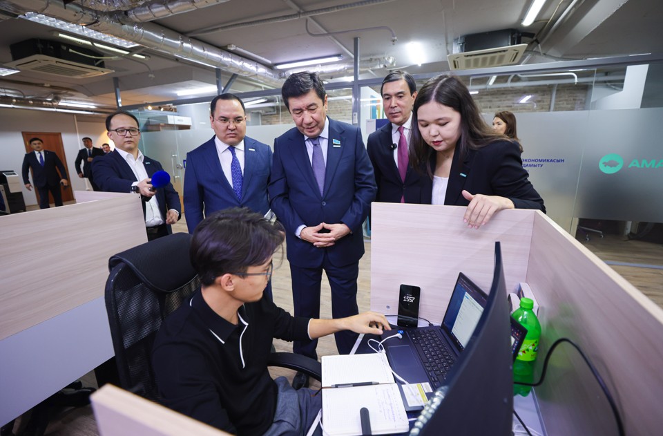 Kúnine myńdaǵan adamǵa kómektesetin keshen