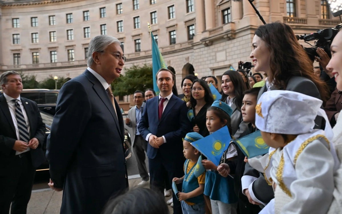 Prezıdent Qasym-Jomart Toqaevty AQSh-ta oqıtyn qazaq stýdentteri qarsy aldy