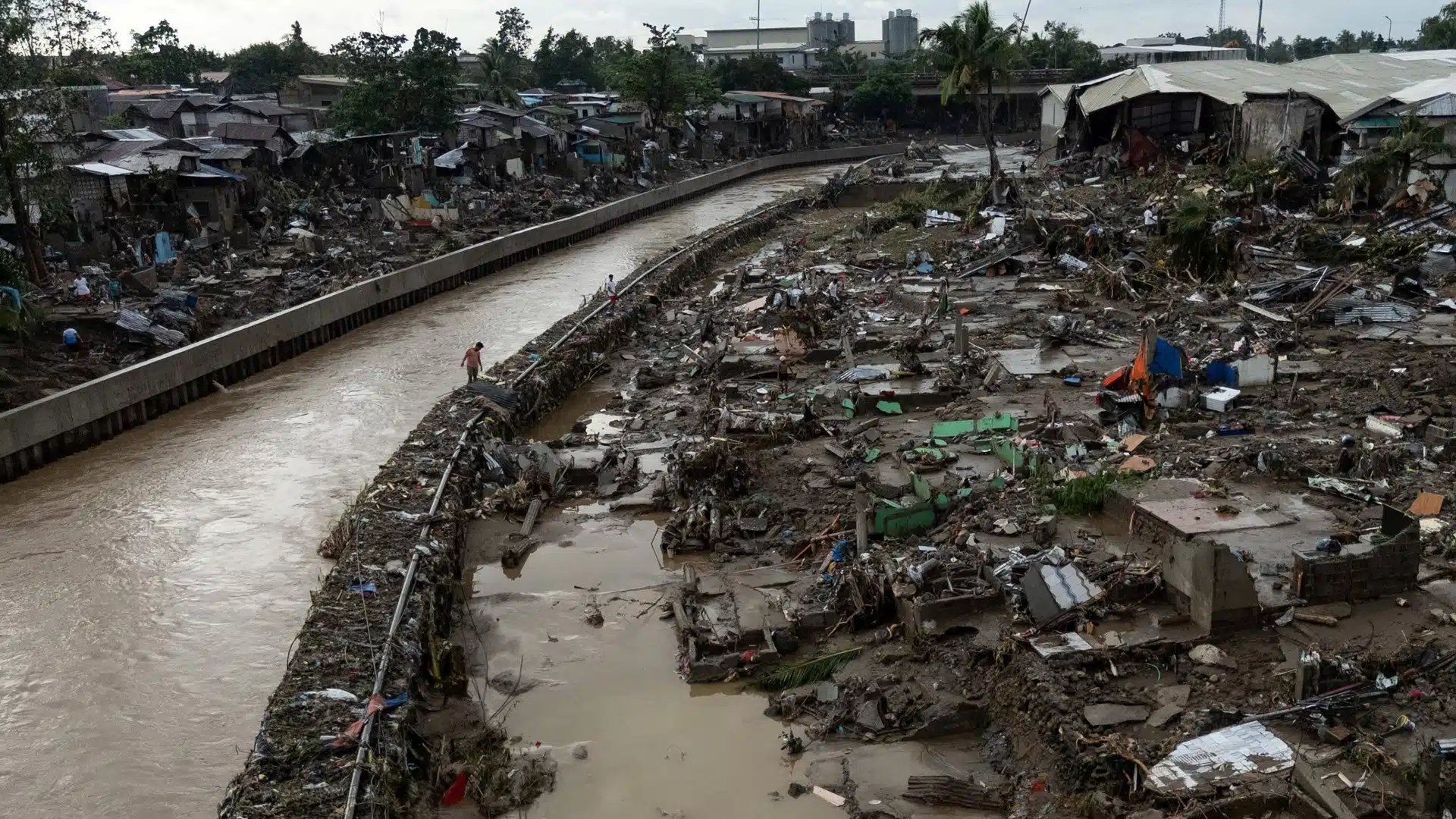 Fılıppınde «Kalmaegı» taıfýnynan qaza tapqandar sany ósip jatyr
