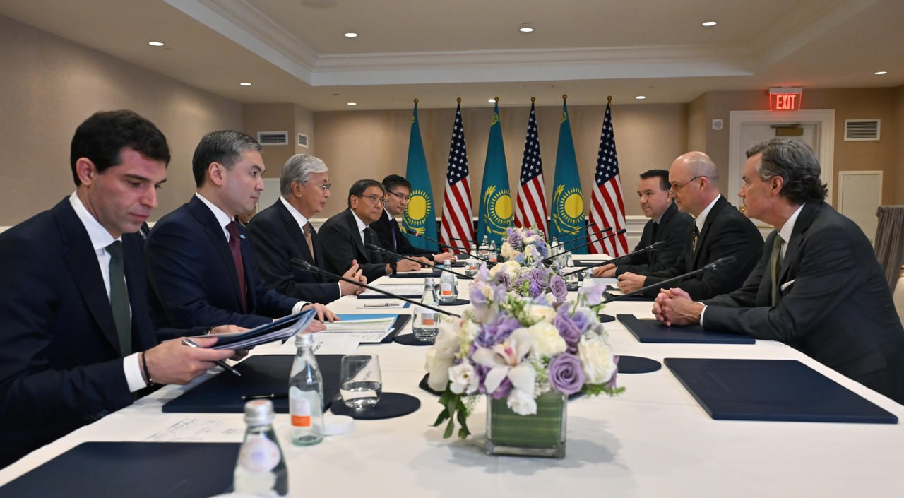 Prezıdent John Deere kompanııasynyń ókili Chabo Leıkomen kezdesti