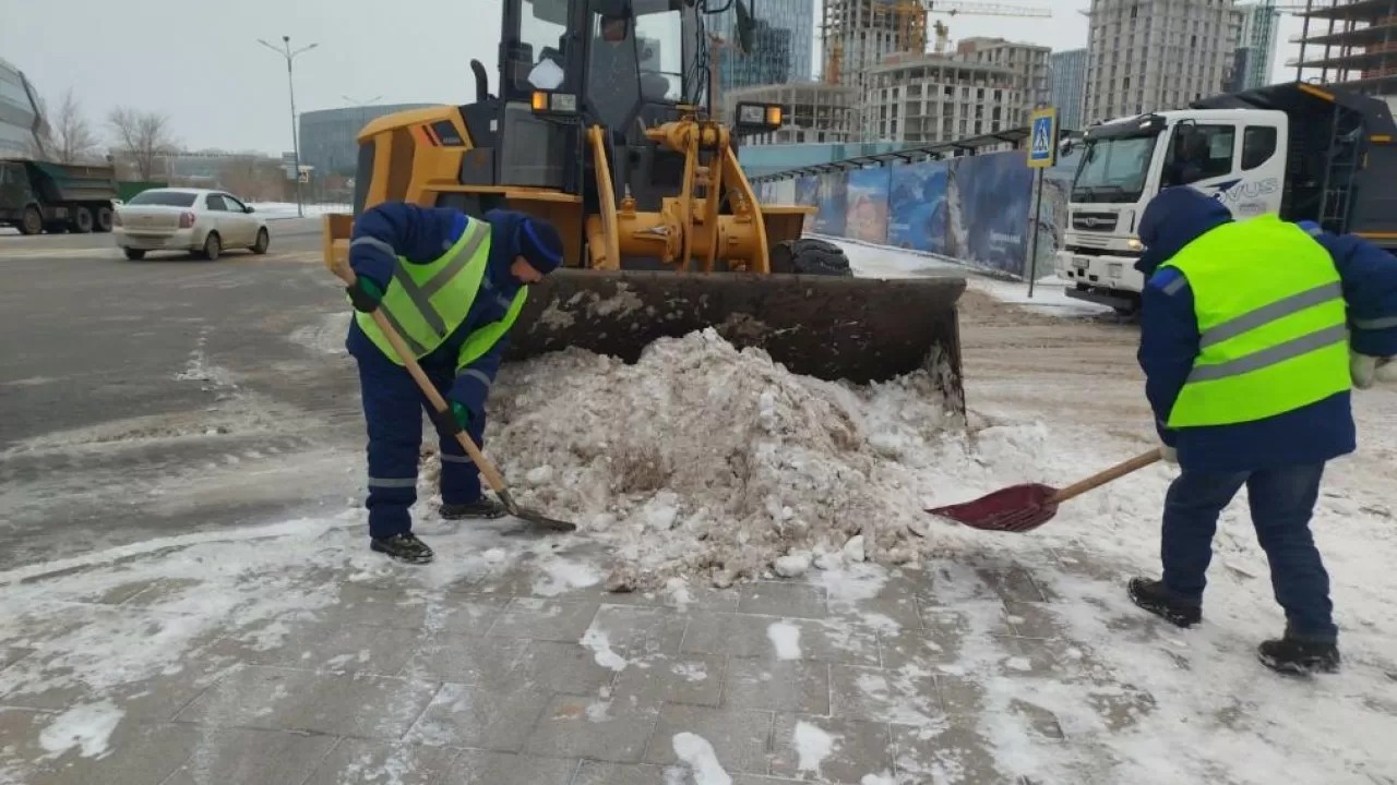 Astanada 2800-den astam jol jumysshysy qar kúreýge shyqty