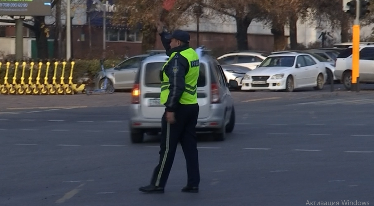 Almatyda jol qozǵalysyn rettep turǵan polıseıdi kólik qaǵyp ketti