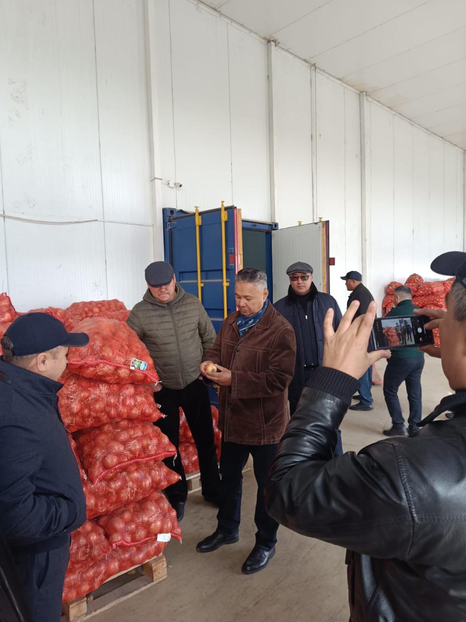 Májilis depýtaty Azat Perýashev Taraz kóterme taratý ortalyǵyna bardy