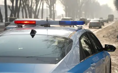 Almatyda jol qozǵalysyn rettep turǵan polıseıdi kólik qaǵyp ketti