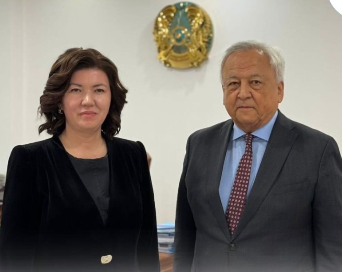 Oqý-aǵartý mınıstri Jazýshylar odaǵy basshysymen kezdesti