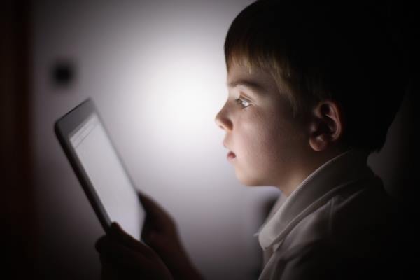 Ashat Aımaǵambetov balalardyń áleýmettik jelige tirkelýin shekteý týraly usynys bildirdi