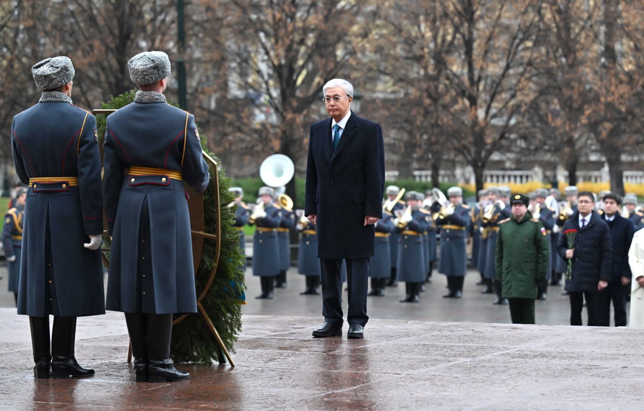 Memleket basshysy «Belgisiz jaýynger beıiti» eskertkish memorıalyna gúl shoǵyn qoıdy