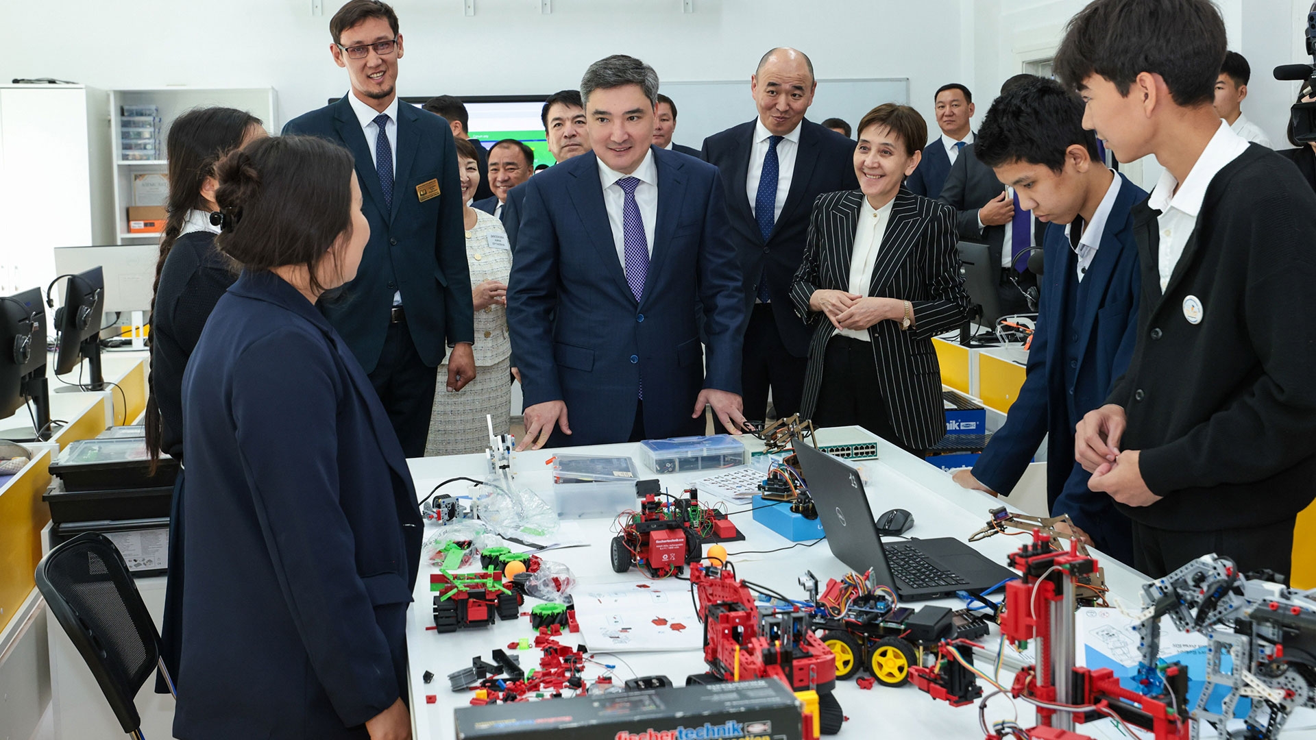 Qazaqstan álemniń úzdik 100 bilim berý ınnovasııasynyń qataryna endi