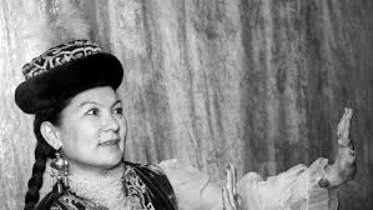 Shara Jıenqulovanyń buryn jarııalanbaǵan sırek beınematerıaly tabyldy