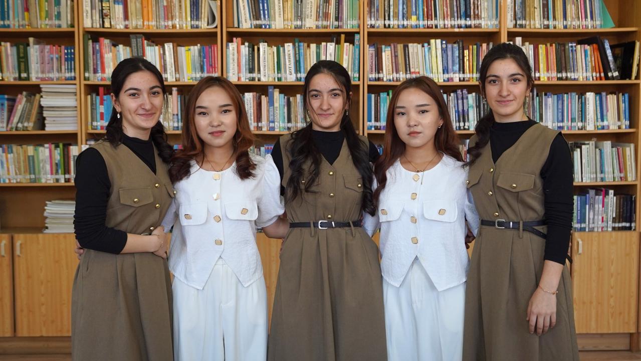 Sheteldik úshem men egiz qyzdar qazaq tilin úırenip júr