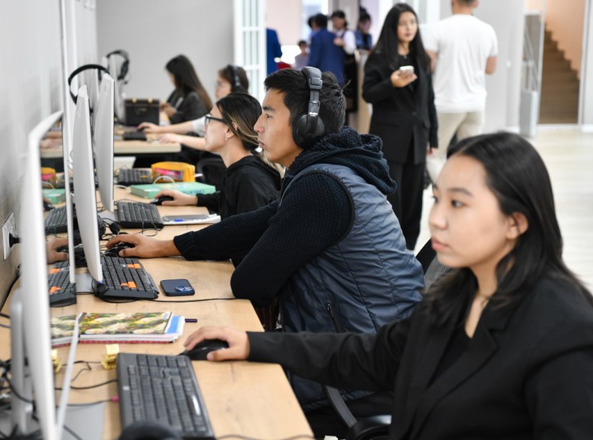 Adal azamat – ádiletti qoǵamnyń aınasy