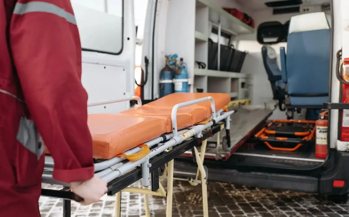 Pavlodar oblysynda zaýyt jumysshysy kúıip qalǵan