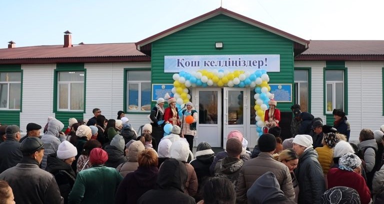 Aýyl balalaryn qýanyshqa bóledi