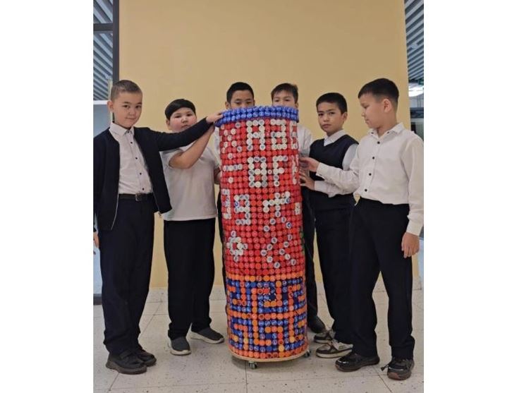 Semeı oqýshylary plastık qaqpaqtardan ekoqoqys jáshigin jasady