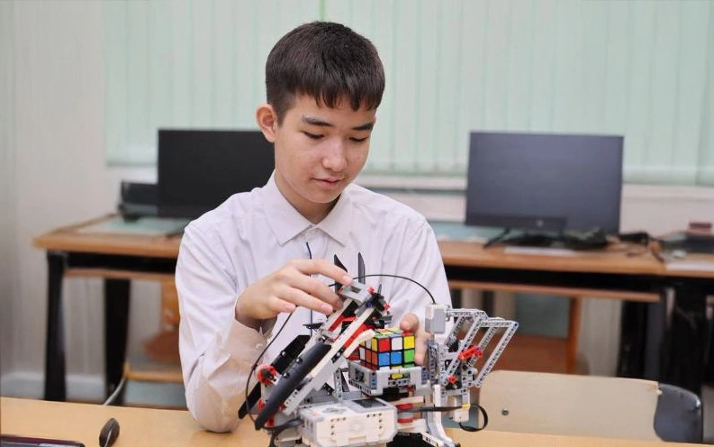 Kýbık-rýbıkti 1 mınýtta jınaıtyn robot jasaldy