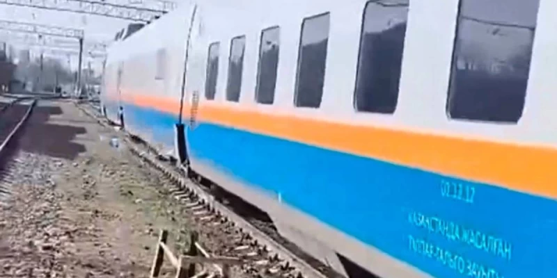 «Poıyz júrip kele jatqan»: Vagondardyń birine avtomobıl soǵylǵan