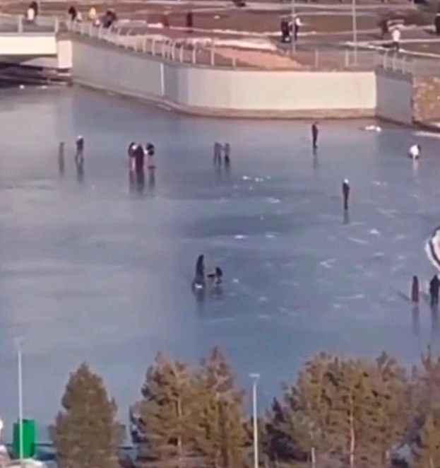 Eskertýdi elemeı me: Astanalyqtar Botanıkalyq baqtaǵy juqa muzdyń ústinde serýendep júr