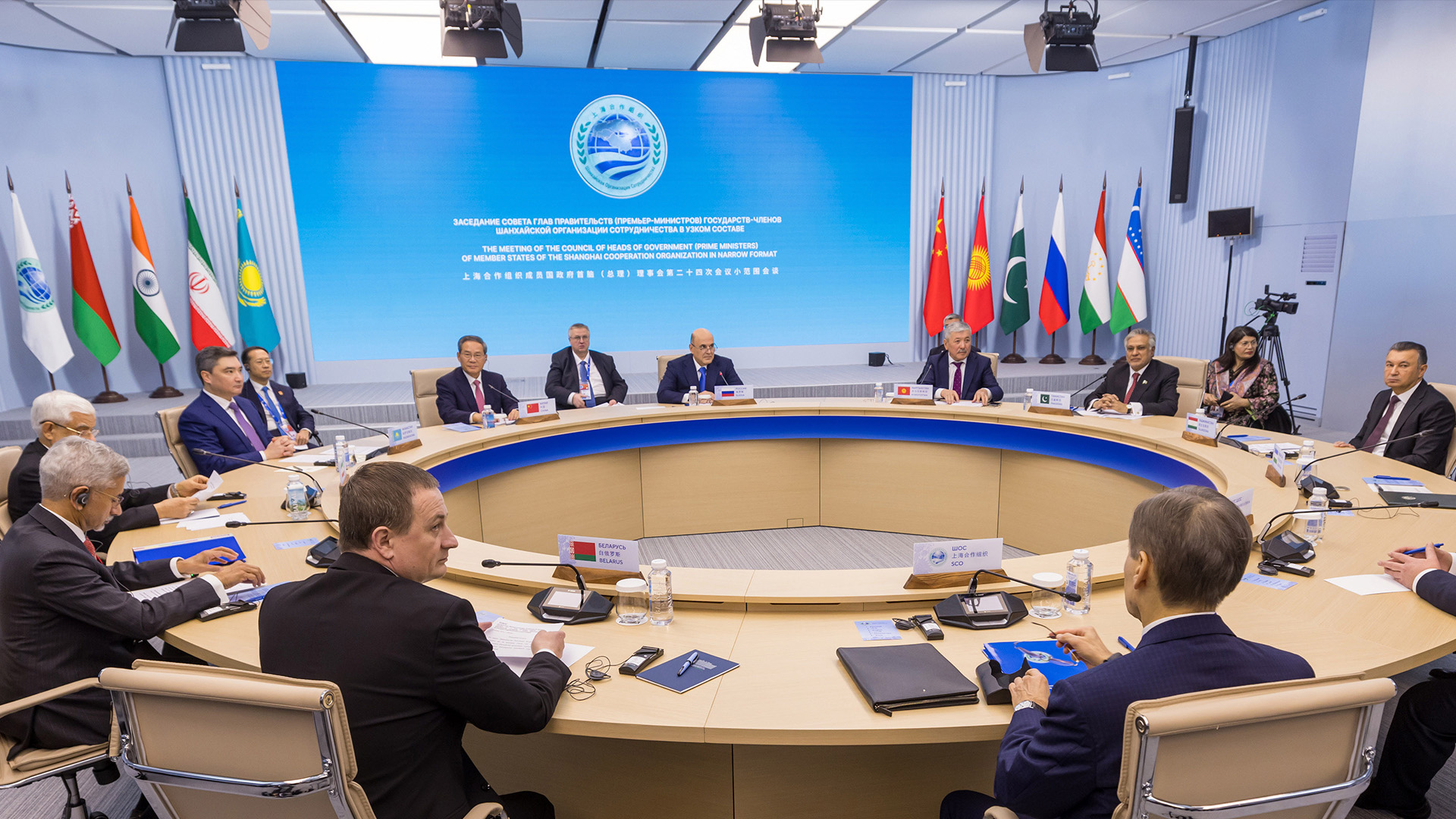 Oljas Bektenov Máskeýde ShYU-ǵa múshe elderdiń úkimetteri basshylary keńesiniń otyrysyna qatysty