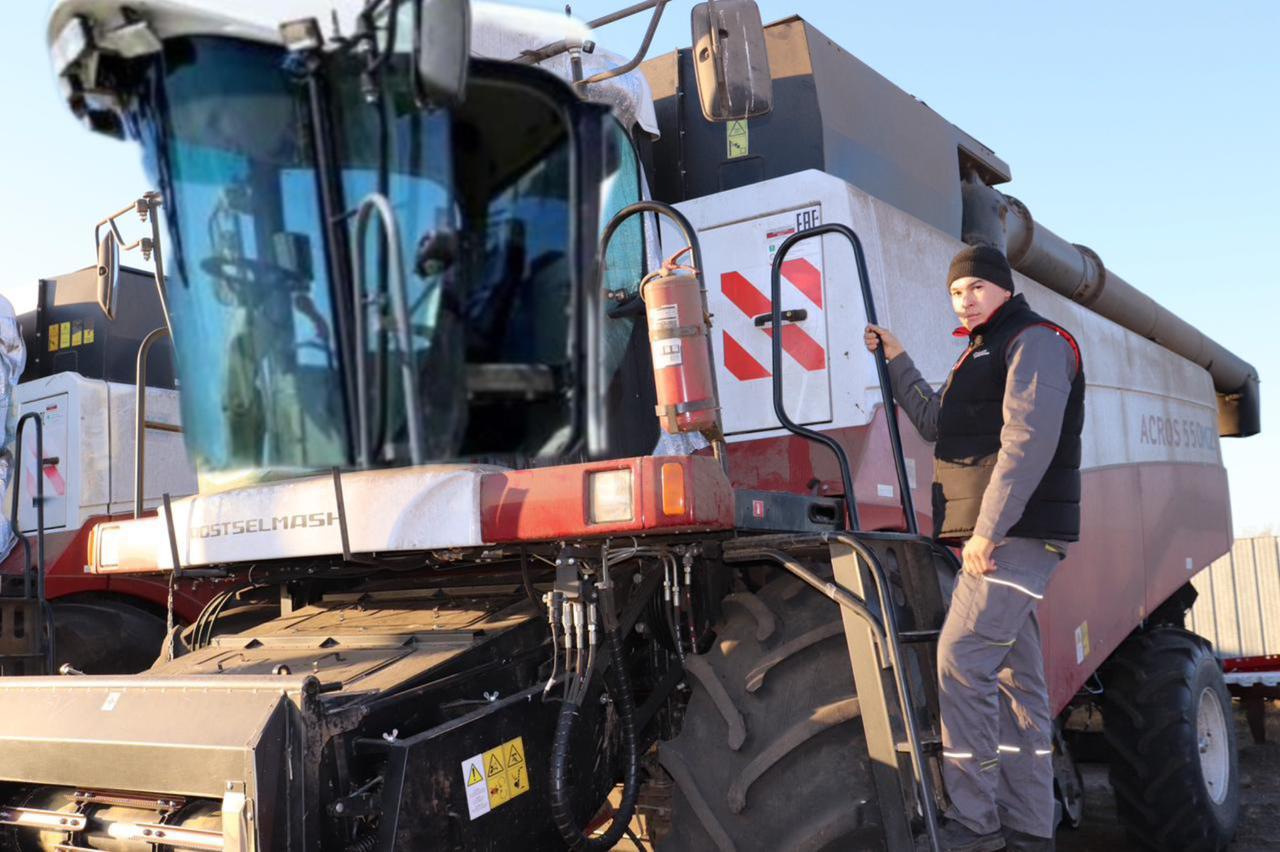 Prezıdent qolynan marapat alǵan jas kombaınshynyń jetistigi