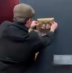 Eki bloger Lývr kúzetshilerin aldap, Mona Lıza portretiniń janyna óz sýretterin ilip tastady