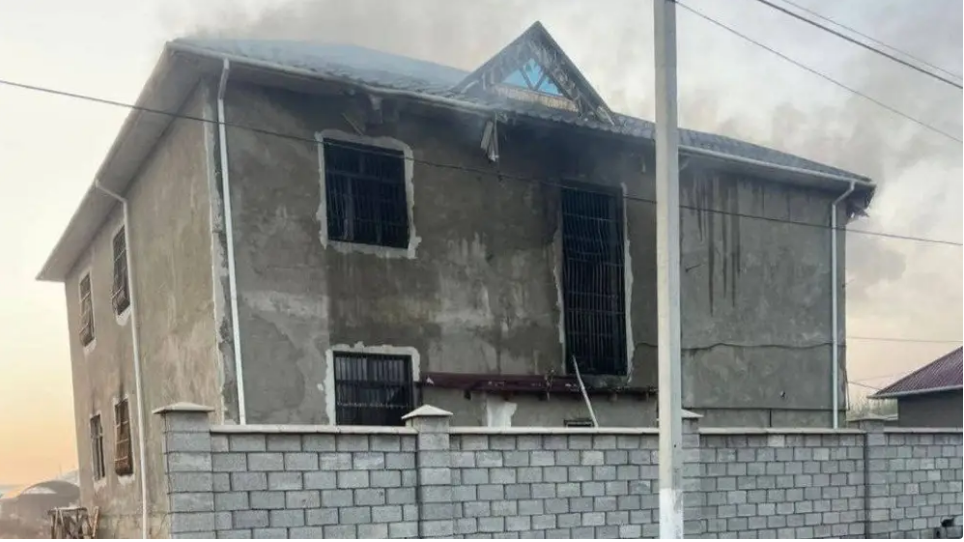 Túrkistan oblysyndaǵy órtten 12 adam qaza tapty: Oqıǵa ornynan foto men vıdeolar jarııalandy