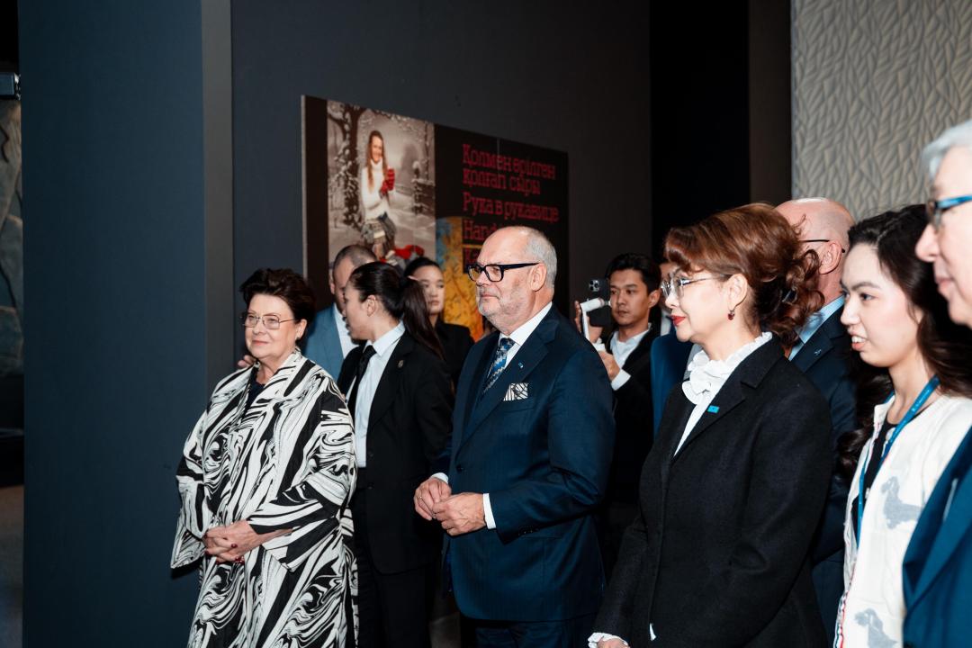 «Qolmen órilgen qolǵap syry»