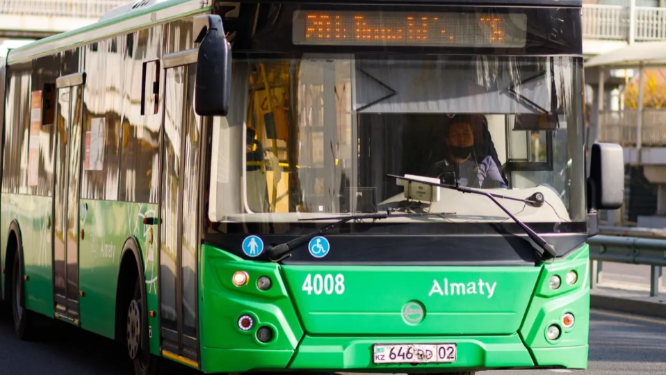 Almatyda eki avtobýs soqtyǵysyp, eki adam zardap shekti