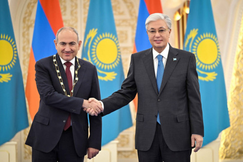 Memleket basshysy Armenııa Premer-mınıstrin «Altyn Qyran» ordenimen marapattady