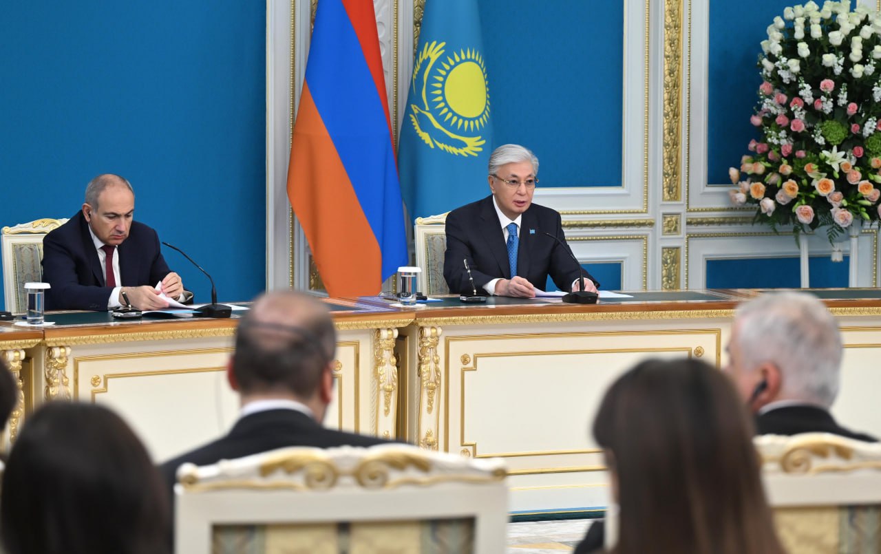 Memleket basshysy men Armenııa Premer-mınıstri jýrnalısterge arnalǵan brıfıng ótkizdi