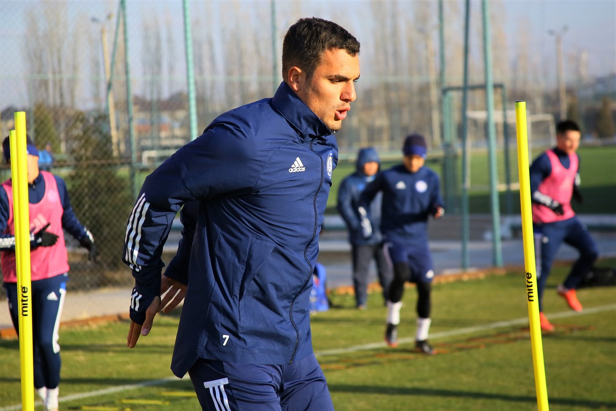 Ulttyq quramanyń fýtbolshysy 27 jasynda kásibı karerasyn aıaqtady