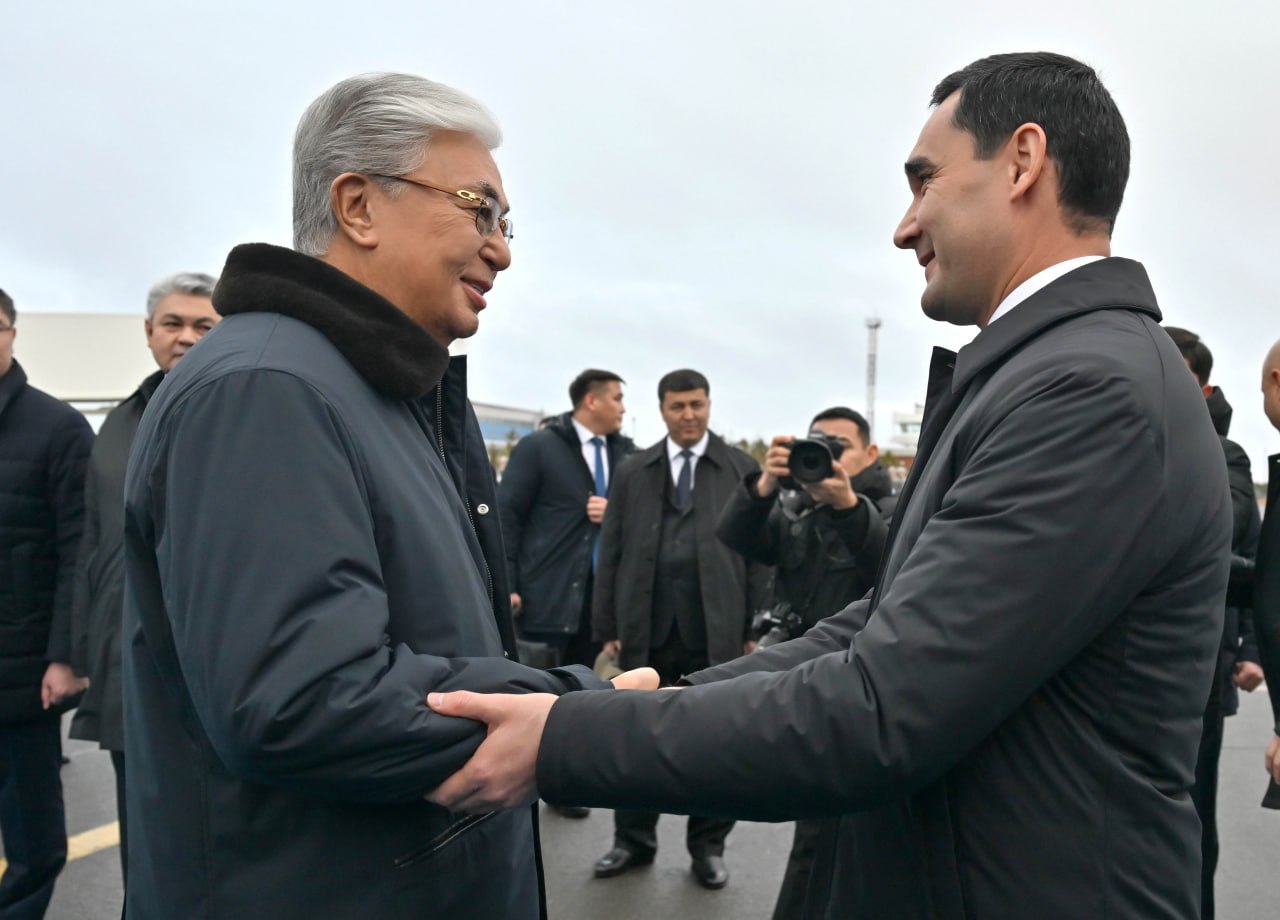 Qasym-Jomart Toqaev Túrikmenstan prezıdentin áýejaıdan qarsy aldy