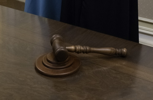 Balalaryn terezeden laqtyryp jibergen áıel qylmystyq jaýapkershilikten qutyldy