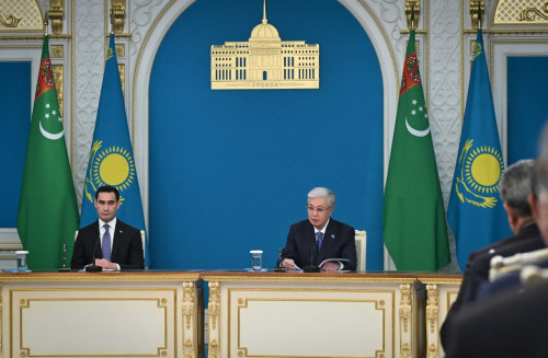 Toqaev pen Berdimuhamedov BAQ ókilderine arnalǵan brıfıng ótkizdi