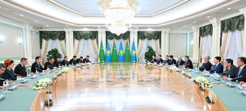 Qazaqstan men Túrikmenstan prezıdentteri keńeıtilgen quramda kelissóz júrgizdi