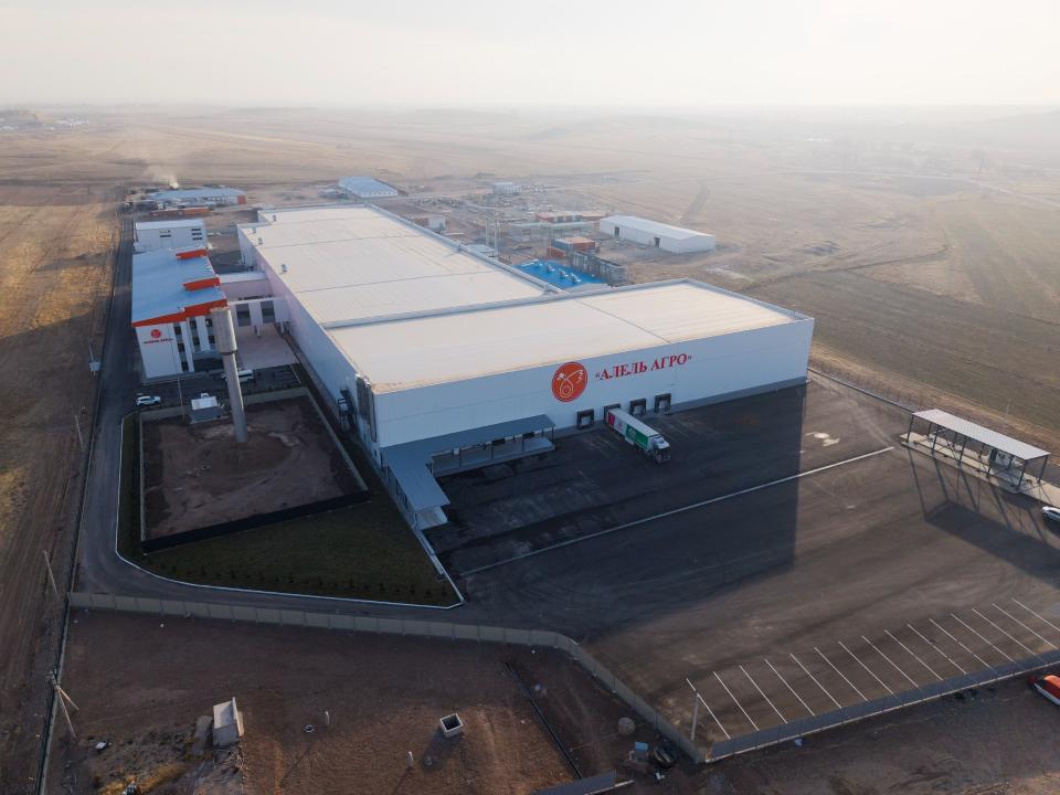 Jambyl óńirinde qus etin óńdeıtin iri zaýyt iske qosyldy