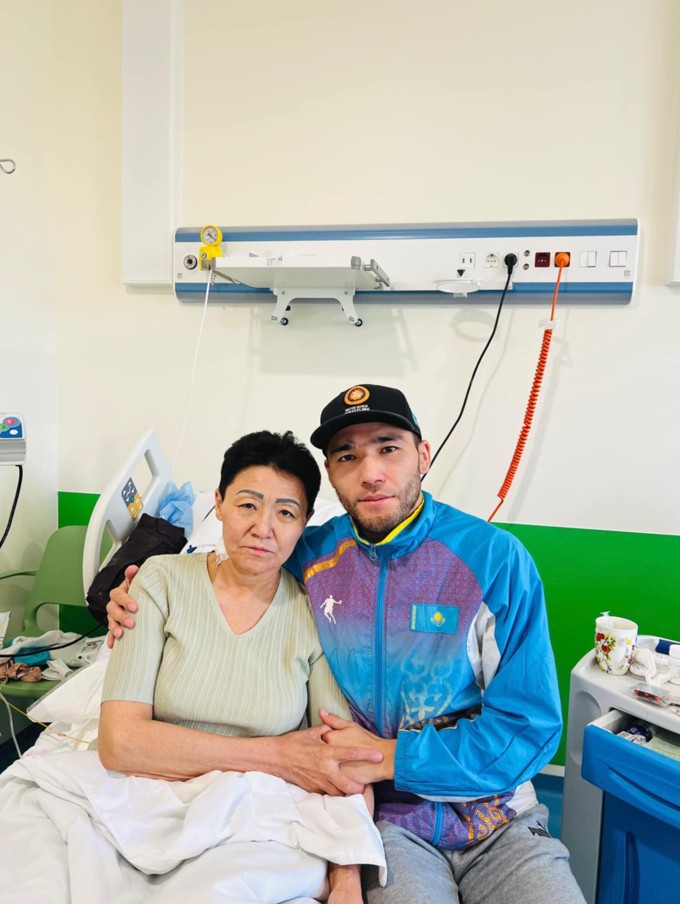 Anasyna baýyryn bólip bergen