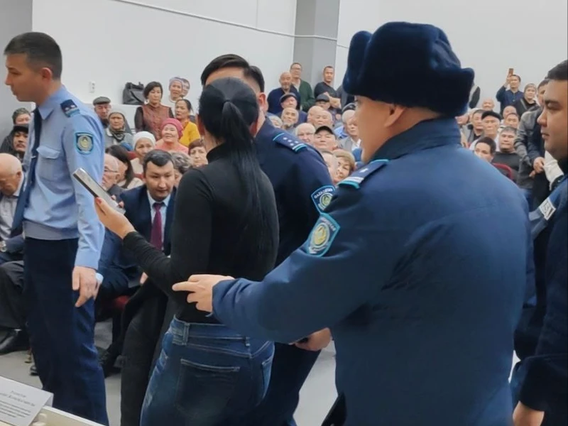 Rýdnyıda onomastıkaǵa qatysty jıynda buzaqylyq jasaǵan áıel jaýapkershilikke tartyldy