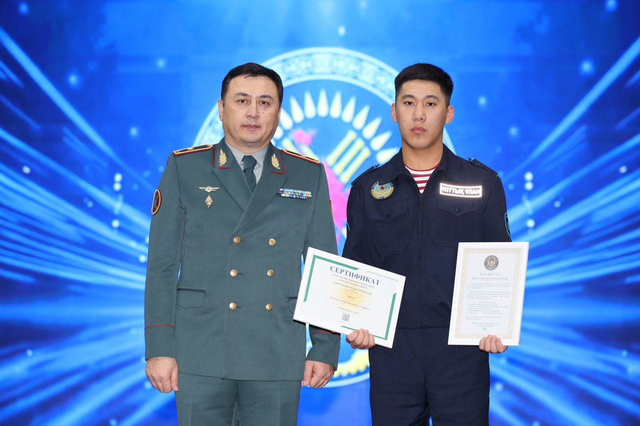 Úzdik sarbazdarǵa bilim granttary berildi