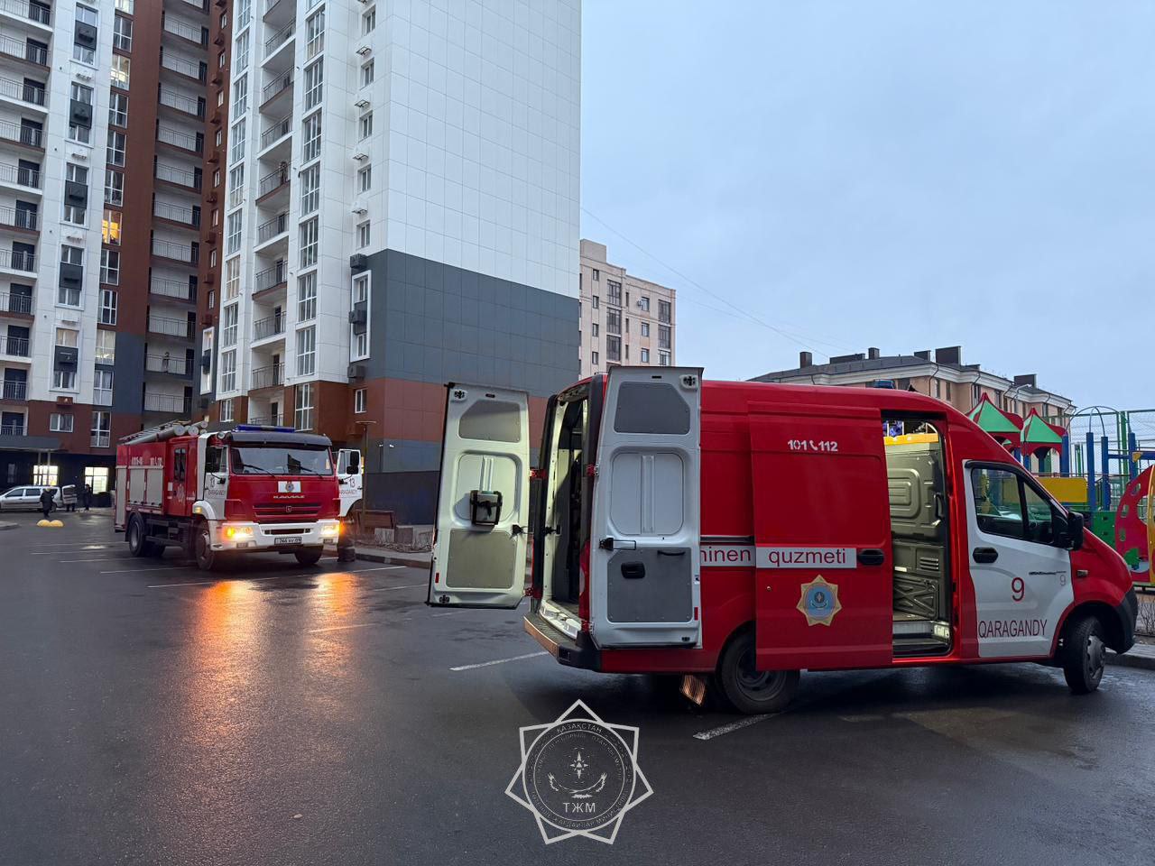 Qaraǵandyda kópqabatty úıden órt shyǵyp, 35 adam evakýasııalandy