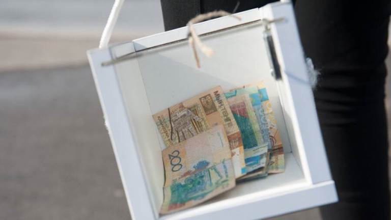 Almatyda 15 jastaǵy jasóspirimdi zańsyz aksııaǵa qatystyrǵan jetekshige aıyppul salyndy