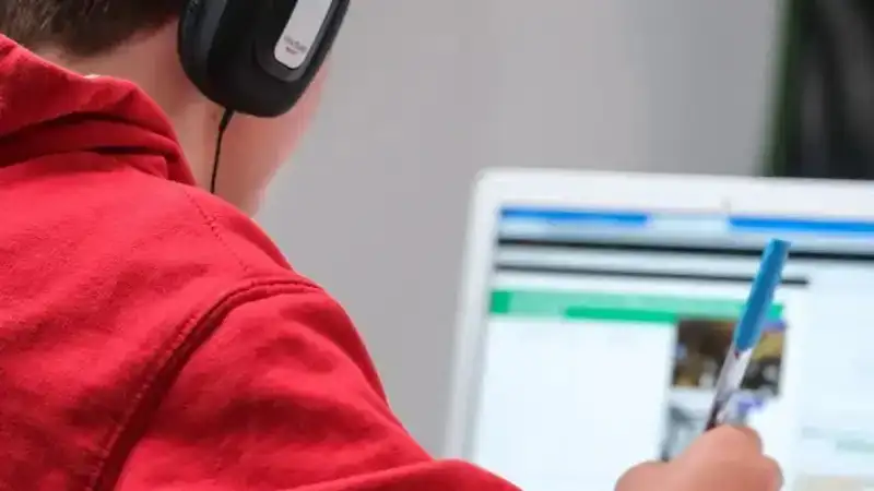 Ýaqytsha qashyqtan oqıdy