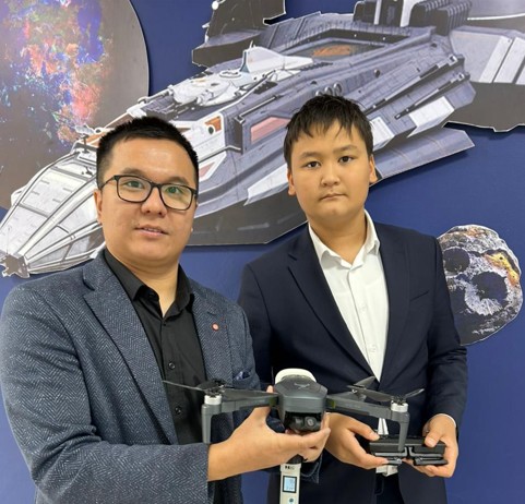 On úsh jasar oqýshynyń ónertabysy