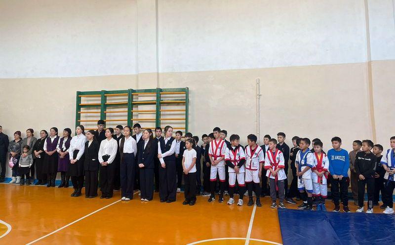 Kásipkerler Abaı aýylyndaǵy mekteptiń edeni men terezesin jańartyp berdi