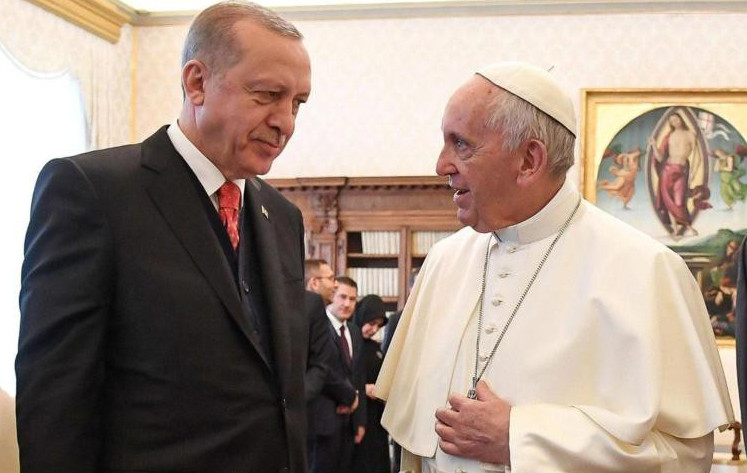 Rım Papasy eń aldymen Túrkııaǵa bardy: Erdoǵan ekeýi ne sóılesti?