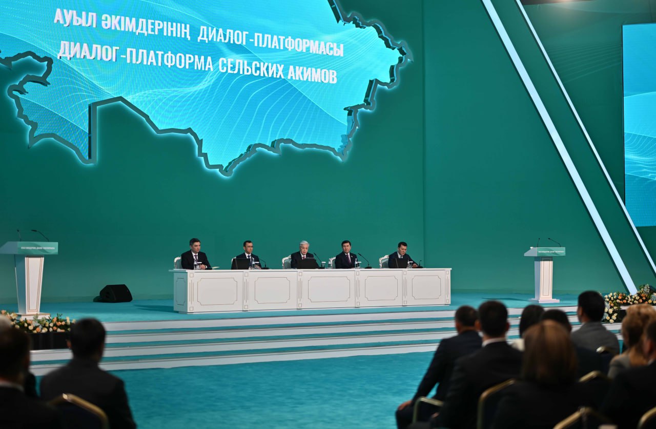 Prezıdent: Aýyl ákimdikteriniń qyzmetkerlerin qoldaýǵa erekshe kóńil bólgen jón