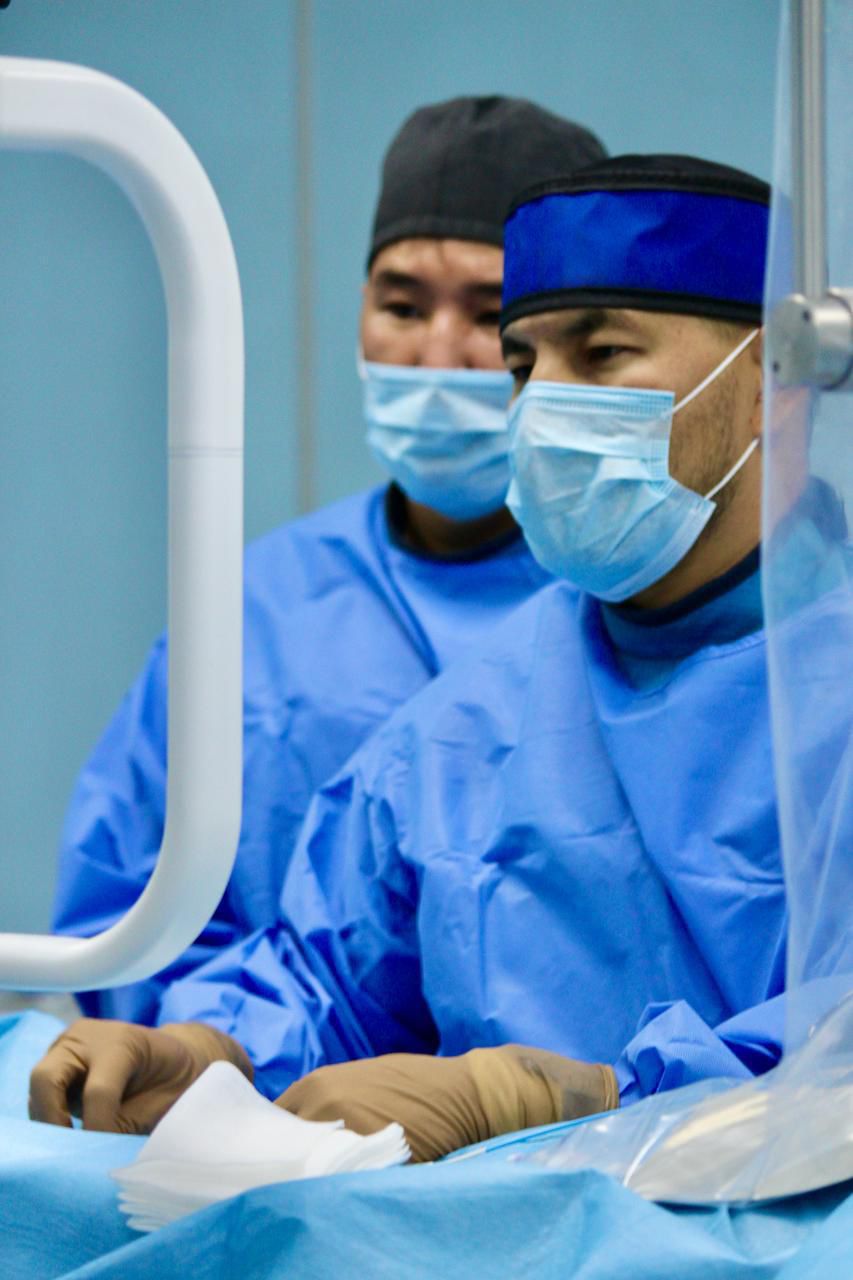 Almaty dárigerleri komada jatqan naýqasqa úsh operasııany qatarynan jasady