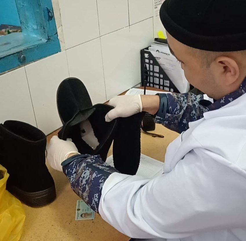 Pavlodarda uıaly telefondy aıaq kıim ultaraǵyna jasyryp, ızolıatorǵa ótkizbek bolǵan